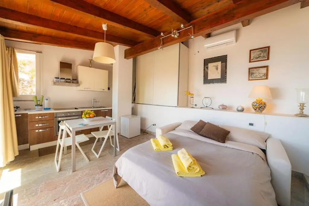 Chalet Vista Mare A Taormina Con Parcheggio Paolone House イタリア