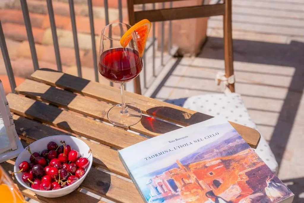Chalet Vista Mare A Taormina Con Parcheggio Paolone House イタリア